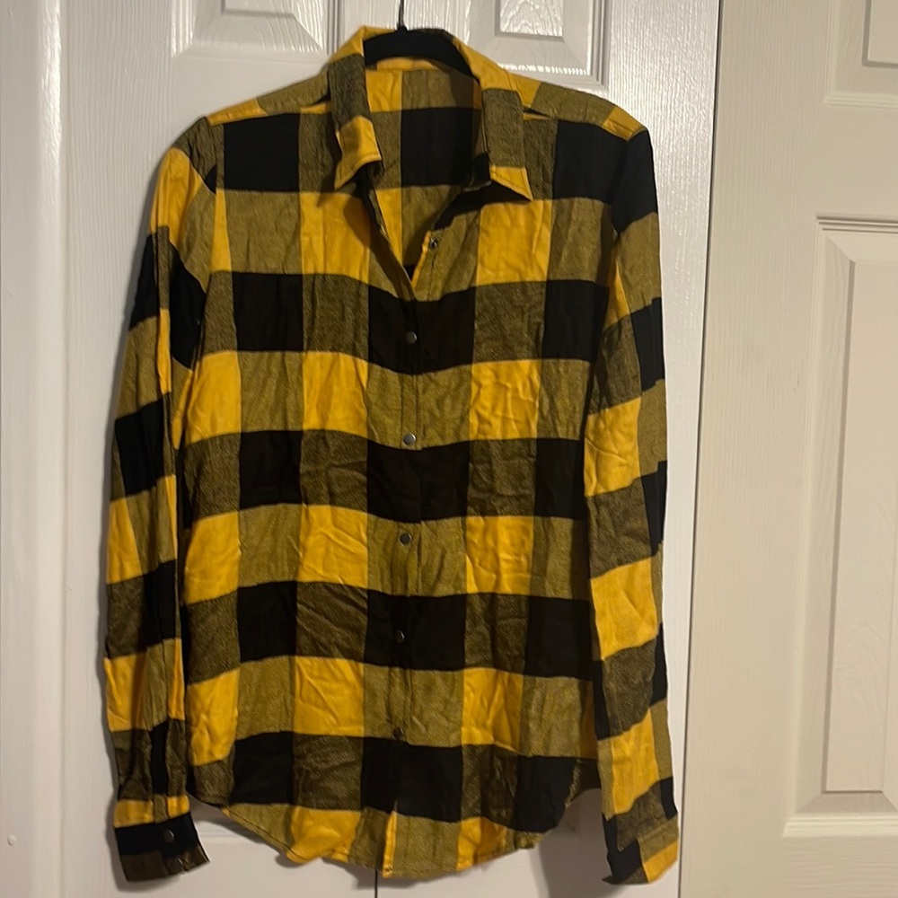 Balera long sleeve yellow and black shirt size small. NWOT